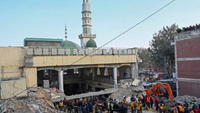 صورة 400 شخص كانوا يصلون في ذلك الوقت.. ارتفاع حصيلة قتلى التفجير الانتحاري في مسجد بباكستان إلى 93 شخصاً