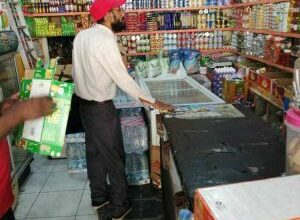 صورة مكتب الصناعة والتجارة بالعاصمة عدن يضبط مخالفين ويغلق محلات تجارية بأمر النيابة