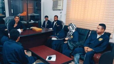 صورة رئيس محكمة الشيخ عثمان الإبتدائية يجتمع بالقضاة المتدربين من المعهد العالي