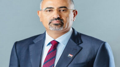 صورة الرئيس الزُبيدي يُعزَّي الرئيس علي ناصر محمد بوفاة شقيقه