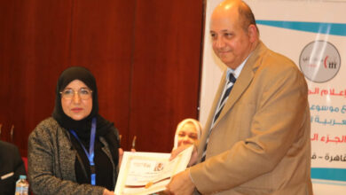 صورة تكريم ممثل خارجية الانتقالي في سويسرا بميدالية النساء الرائدات في الوطن العربي
