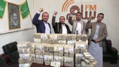 صورة معهد واشنطن: الحوثي ينهب إيرادات الدولة تقدر بـ3 أضعاف إجمالي رواتب الموظفين