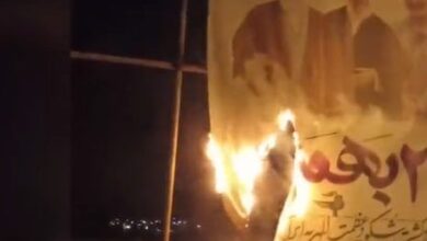 صورة محتجون إيرانيون يُضرمون النار في صور خامنئي وسليماني