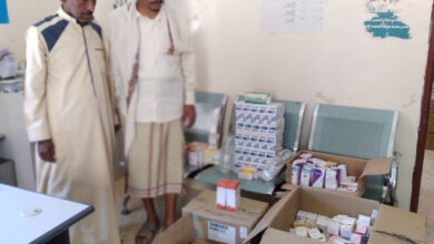 صورة انتقالي حبان يقدم أدوية طبية للوحدة الصحية في المديرية