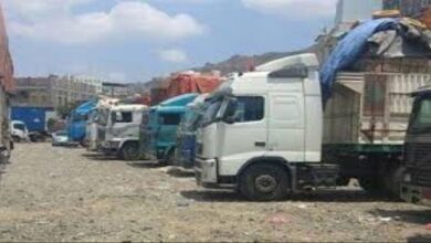 صورة الحوثيون يحتجزون شاحنات أخشاب استوردت عبر ميناء عدن وتشترطون التعامل مع ميناء الحديدة