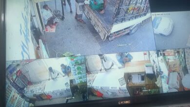 صورة حملة أمنية لمراقبة تنفيذ قرار تركيب كاميرات مراقبة في المحلات بمديرية عسيلان بشبوة