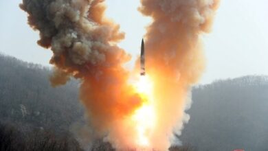 صورة كوريا الشمالية تطلق صاروخين باليستيين