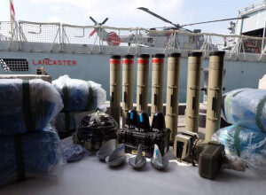 صورة مكونات صواريخ باليستية.. ضبط أسلحة إيرانية على قارب بخليج عمان