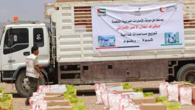 صورة هلال الإمارات يوزع عشرات الأطنان من المساعدات الغذائية في شبوة