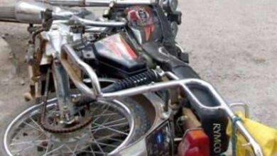 صورة إصابة شخصين في حادث إنقلاب دراجة نارية جنوب مديرية سرار بيافع