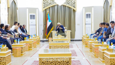 صورة الرئيس الزُبيدي يعقد اجتماعا بالهيئة الإدارية للجمعية الوطنية