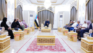 صورة الرئيس الزُبيدي يعقد اجتماعا برئاسة وأعضاء مركز دعم صناعة القرار في المجلس