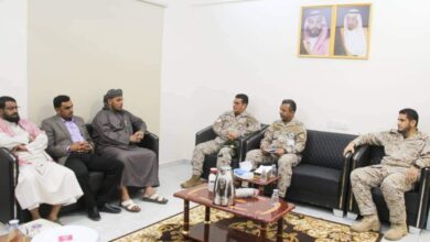 صورة محافظ سقطرى يناقش مع وفد من قيادة القوات المشتركة جهود المملكة الداعمة للقطاع الصحي في المحافظة