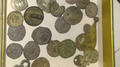 صورة حضرموت.. ضبط شخص وبحوزته قطع أثرية نقدية قديمة وحروز