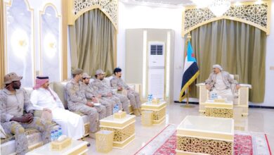 صورة الرئيس القائد عيدروس الزبيدي يستقبل وفداً من قيادة القوات المشتركة للتحالف العربي
