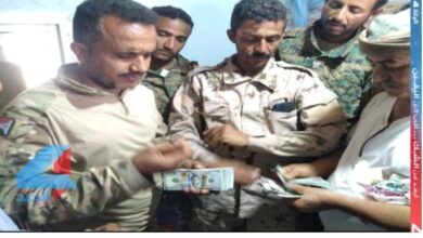 صورة الضالع.. قوات الحزام الأمني تستعيد 30 ألف دولار نهبت من سيارة مواطن في مفرق الشعيب