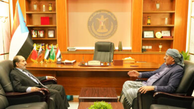 صورة الرئيس الزُبيدي يناقش مع المحامي علي هيثم الغريب جهود تعزيز الاصطفاف الجنوبي