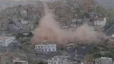 صورة مليشيا الحوثي تقصف منازل المواطنين في تعز اليمنية