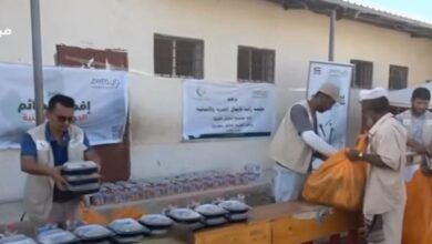 صورة بدعم مؤسسة زايد للأعمال الخيرية.. توزيع 3 الاف وجبة إفطار صائم في لحج