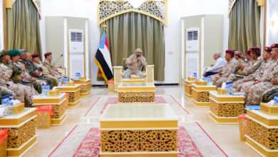 صورة الرئيس الزُبيدي يترأس اجتماعا موسعا للقيادات العسكرية الجنوبية