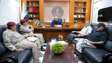 صورة الرئيس الزُبيدي يناقش مع وزير الدفاع آخر المستجدات الميدانية في جبهات المواجهة مع مليشيا الحوثي
