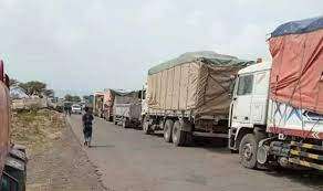 صورة الحوثيون يحتجزون عشرات الشاحنات المحملة بـالأرز في جمارك الراهدة بتعز اليمنية