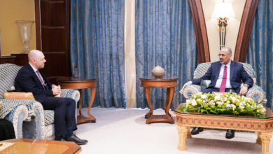 صورة الرئيس الزُبيدي يستقبل سفير المملكة المتحدة لدى اليمن