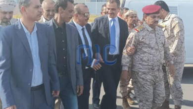 صورة لملس وبن بريك يتقدمان الجموع المشاركة في استقبال اللواء الصبيحي بمطار عدن