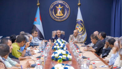 صورة اللواء بن بريك يعقد اجتماعا مشتركا بالهيئتين التنفيذيتين في العاصمة عدن ومحافظة أبين