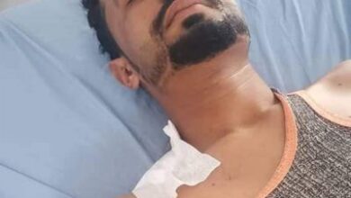صورة سقوط جريح برصاص قناص حوثي بقطاع الفاخر