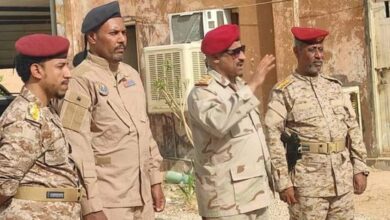 صورة قائد المنطقة العسكرية الثانية يزور معسكر القيعان ويهنئ أفراده بالعيد