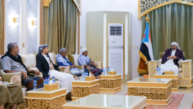 صورة الرئيس الزُبيدي يستقبل عددا من وجهاء محافظة أبين