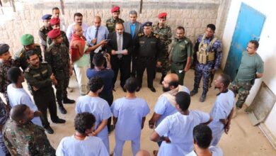 صورة محافظ حضرموت يُدشن  إطلاق سراح السجناء المُعسرين من كافة السجون المركزية بالمحافظة بحضور النيابة العامة وإدارة الأمن
