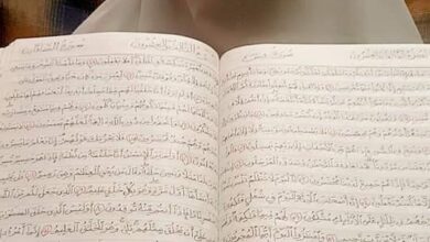 صورة سيدة تنتهي من كتابة القرآن الكريم كاملًا خلال عام كامل بخط يديها