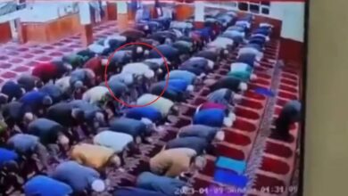 صورة تظاهر أنه يصلي مع المسلمين.. شخص يقتحم صفوف المصلين ويطعن إمام مسجد خلال صلاة الفجر في أمريكا