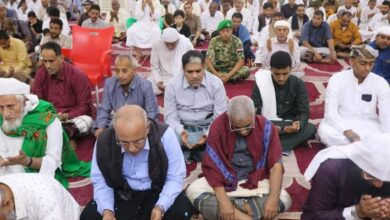 صورة الكثيري وبامعلم والمحمدي يؤدون صلاة العيد مع جموع المواطنين في مسجد الشهداء بالمكلا