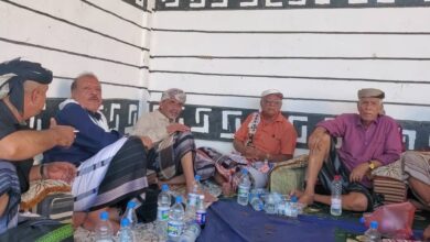 صورة قيادات ومشائخ وكوادر وشخصيات من قبائل باكازم تزور اللواء الصبيحي في منزله برأس العارة