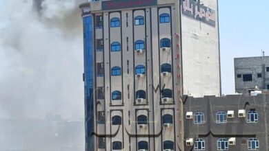 صورة اندلاع حريق  في أحد الفنادق بالعاصمة عدن