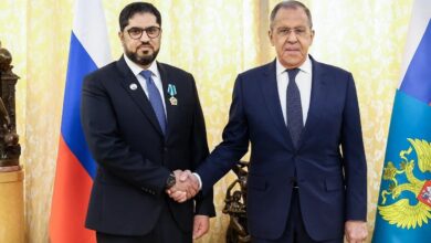 صورة وزير خارجية روسيا الاتحادية يقلّد سفير الإمارات وسام الصداقة