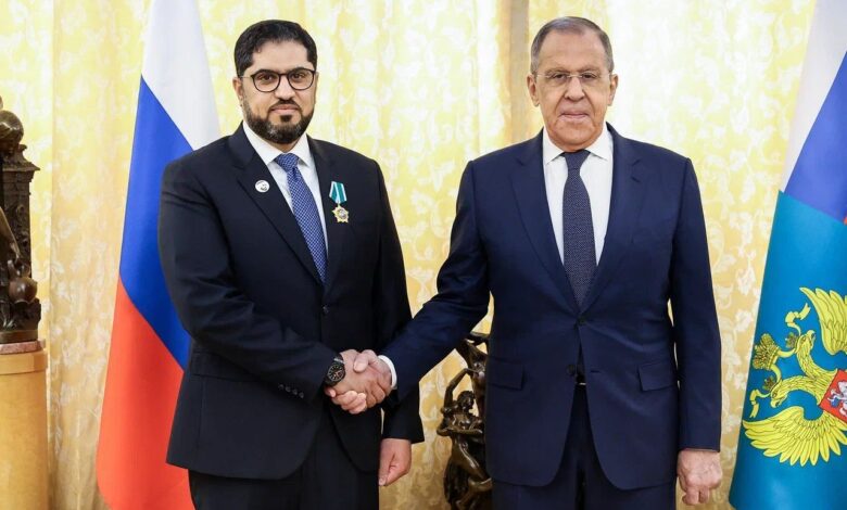 وزير خارجية روسيا الاتحادية يقلّد سفير دولة الإمارات وسام الصداقة.