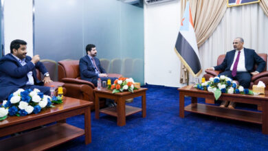 صورة الرئيس الزُبيدي يلتقي محافظ صنعاء اللواء عبدالقوي شريف