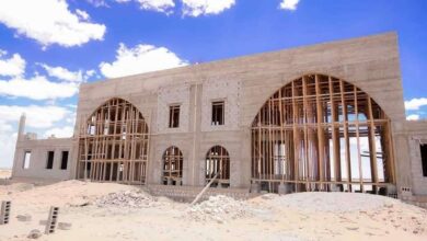 صورة المحافظ ابن الوزير يتفقد مشروعي شق وسفلتة المدخل الغربي والأعمال الانشائية في سور جامعة شبوة