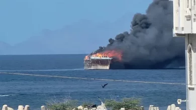 صورة السيطرة على حريق اندلع بقارب في بحر المكلا