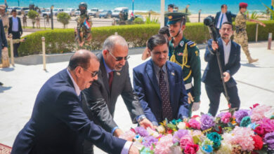 صورة الرئيس الزُبيدي ونائباه يزورون ساحة شهداء تحرير ساحل حضرموت ويضعون إكليلا من الورود على النصب التذكاري