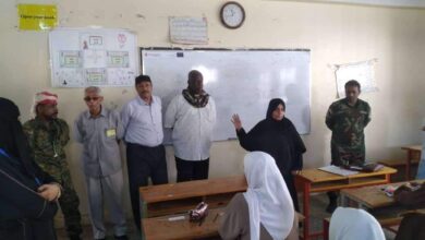 صورة انتقالي العاصمة عدن والقيادة المحلية بالتواهي يتفقدان سير الامتحانات النهائية للثانوية العامة بالمديرية