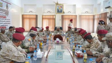 صورة اللواء التميمي يلتقي لجنة الرقابة والتفتيش التابعة لوزارة الدفاع بمقر عمله