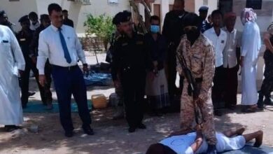 صورة تنفيذ حكم الإعدام بحق مدان بالقتل بمدينة سيؤن في محافظة حضرموت