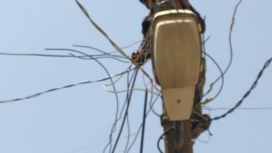 صورة كهرباء عدن (المنطقةالثانية) تواصل حملة إزالة الربط العشوائي والمزدوج بمنطقةالممدارة (حي الطيارين)