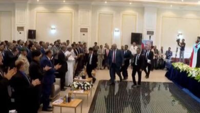 صورة شاهد.. لحظة وصول الرئيس الزُبيدي إلى قاعة انعقاد اللقاء التشاوري