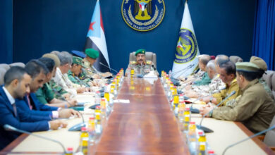 صورة اللواء بن بريك يرأس اجتماعاً استثنائياً للقادة العسكريين والأمنيين الجنوبيين